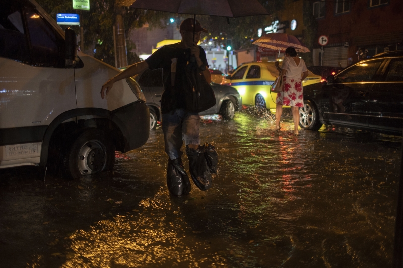 Chuva teve início no início da noite desta segunda-feira no Rio de Janeiro