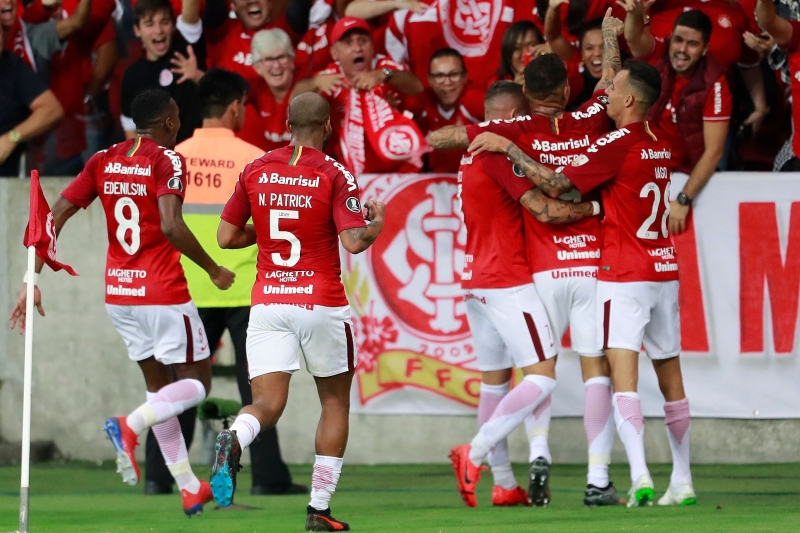 Jogadores comemoram após o primeiro gol do peruano Paolo Guerrero
