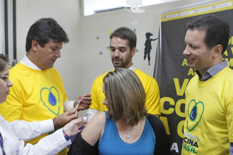 Mandetta, Leite e Marchezan participaram do início da imunização em Porto Alegre