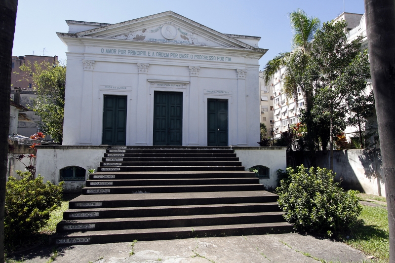 {'nm_midia_inter_thumb1':'https://www.jornaldocomercio.com/_midias/jpg/2019/04/10/206x137/1_mgr100419positivista019-8686480.jpg', 'id_midia_tipo':'2', 'id_tetag_galer':'', 'id_midia':'5cae1007ca452', 'cd_midia':8686480, 'ds_midia_link': 'https://www.jornaldocomercio.com/_midias/jpg/2019/04/10/mgr100419positivista019-8686480.jpg', 'ds_midia': 'PG3  Fotos da fachada do Templo Positivista, erguido na avenida João Pessoa', 'ds_midia_credi': 'MARCELO G. RIBEIRO/JC', 'ds_midia_titlo': 'PG3  Fotos da fachada do Templo Positivista, erguido na avenida João Pessoa', 'cd_tetag': '1', 'cd_midia_w': '800', 'cd_midia_h': '533', 'align': 'Left'}