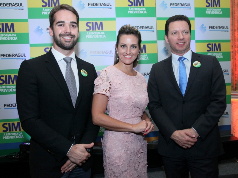 Posse na Federasul
foto 1
Simone Leite entre o governador Eduardo Leite e o prefeito Nelson Marchezan Junior

