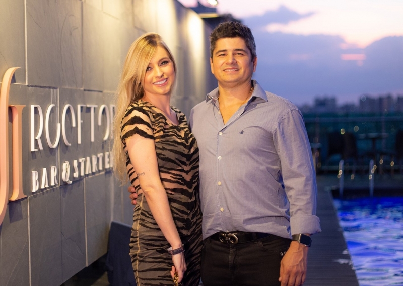 Vanessa Luft e Fernando Rodrigues, no lançamento da 68ª edição da revista Visual & Design, no Sui Roof Top