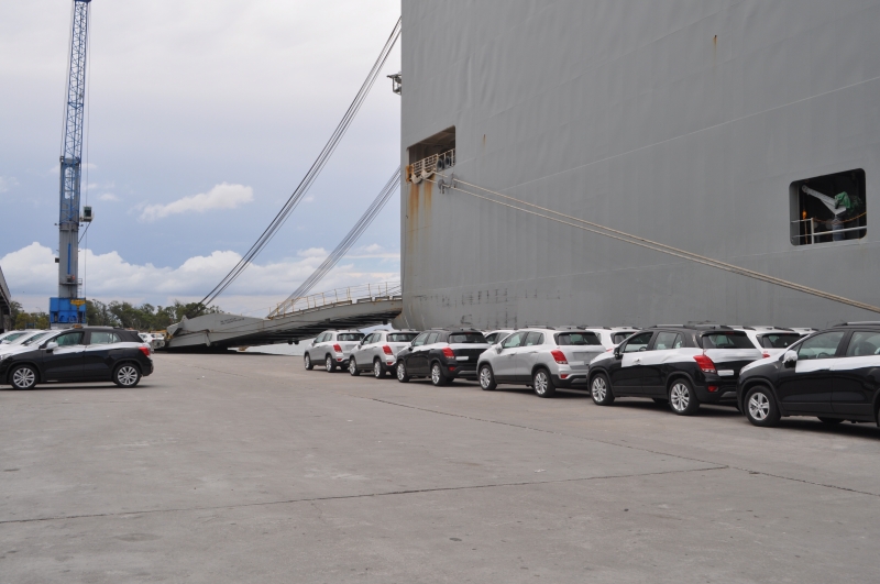 Embarques de automóveis para a Argentina em Rio Grande lideram fluxo, com alta de 115,3% 