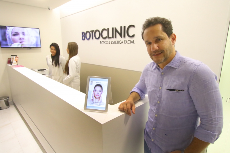 Estevez resolveu abrir o negócio junto com a mulher após ver a facilidade na aplicação de botox