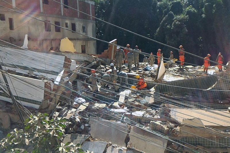 Bombeiros continuam as buscas por sobreviventes nos escombros prédios do condomínio Figueiras, no RIo