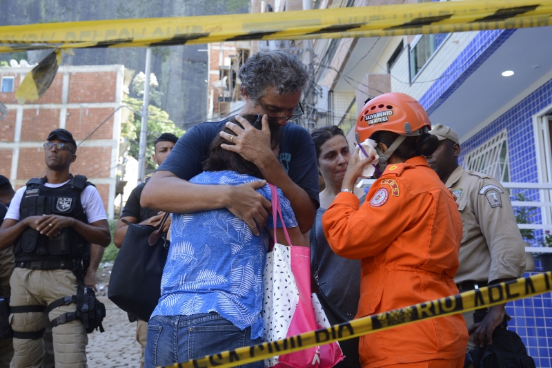 Bombeiros retiraram 16 pessoas dos escombros, seis delas com vida e mantêm buscas