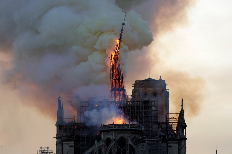 Minutos depois do início do incêndio, a torre e o teto da igreja colapsaram completamente
