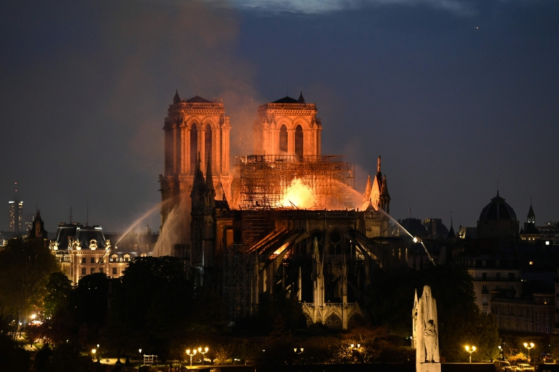 Bombeiros conseguiram impedir destruição total da igreja medieval