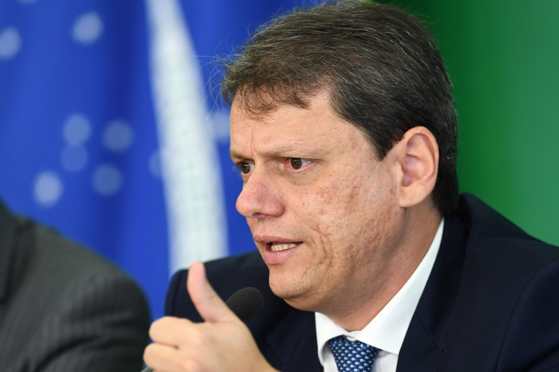 Ministro da Infraestrutura Tarcisio Freitas busca renegociar com categoria nesta terça