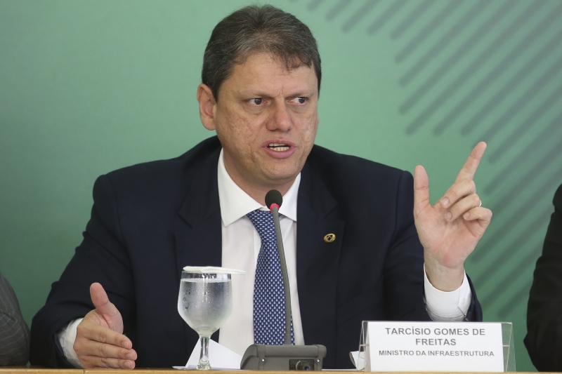 O ministro da Infraestrutura, Tarcísio Gomes de Freitas, durante coletiva para anunciar novas medidas para atender o setor de transporte de cargas do país.
