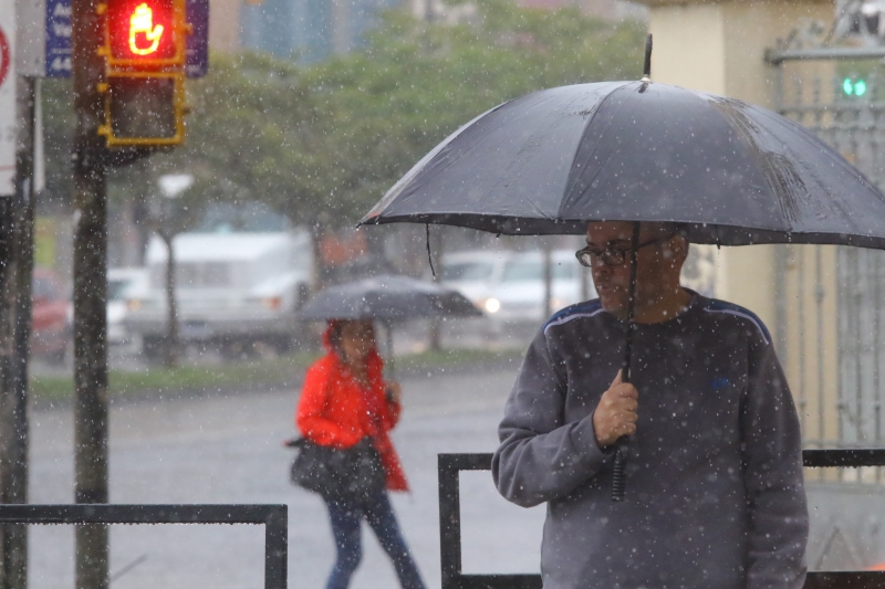 As condições são favoráveis à ocorrência de chuvas moderadas a fortes, trovoadas e rajadas de vento