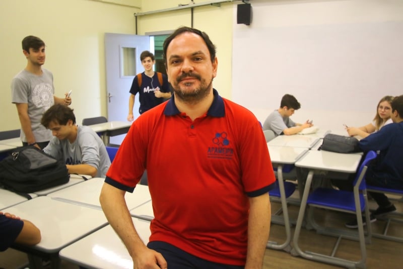 Severo (em pé) confere como os alunos planejaram férias com limite de dinheiro para gastar