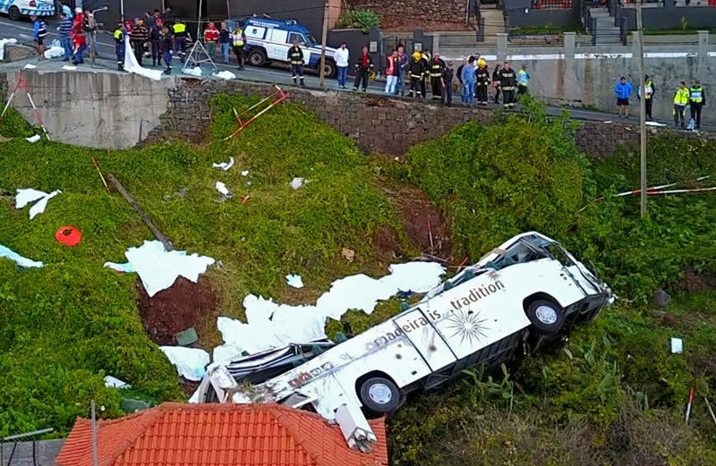 Ônibus levava 50 pessoas quando escapou da pista no município de Santa Cruz
