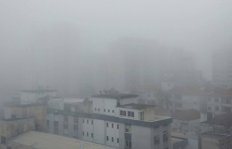 Forte nevoeiro cobriu a cidade na manhã desta quinta-feira