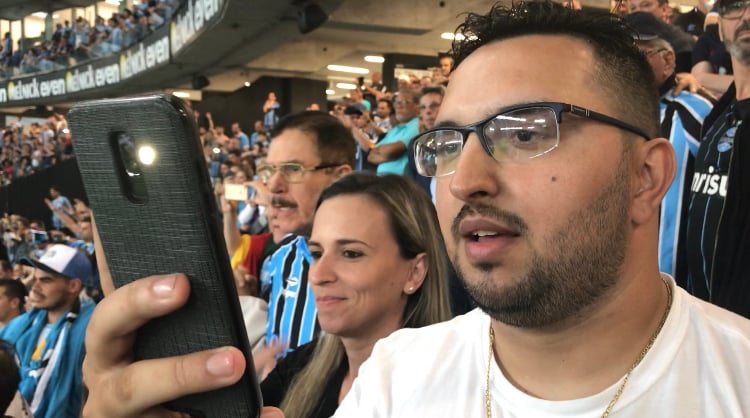 {'nm_midia_inter_thumb1':'https://www.jornaldocomercio.com/_midias/jpg/2019/04/18/206x137/1_gremio-8697069.jpg', 'id_midia_tipo':'2', 'id_tetag_galer':'', 'id_midia':'5cb9397c97c96', 'cd_midia':8697069, 'ds_midia_link': 'https://www.jornaldocomercio.com/_midias/jpg/2019/04/18/gremio-8697069.jpg', 'ds_midia': 'Final campeonato Gaúcho 2019 - Grêmio x Inter - Emerson Cruz e esposa Daniele - torcedores - Grenal - Arena - Porto Alegre', 'ds_midia_credi': 'PATRÍCIA COMUNELLO/ESPECIAL/JC', 'ds_midia_titlo': 'Final campeonato Gaúcho 2019 - Grêmio x Inter - Emerson Cruz e esposa Daniele - torcedores - Grenal - Arena - Porto Alegre', 'cd_tetag': '1', 'cd_midia_w': '750', 'cd_midia_h': '418', 'align': 'Left'}