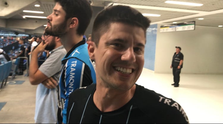 {'nm_midia_inter_thumb1':'https://www.jornaldocomercio.com/_midias/jpg/2019/04/18/206x137/1_gremio2-8697075.jpg', 'id_midia_tipo':'2', 'id_tetag_galer':'', 'id_midia':'5cb939a7e412e', 'cd_midia':8697075, 'ds_midia_link': 'https://www.jornaldocomercio.com/_midias/jpg/2019/04/18/gremio2-8697075.jpg', 'ds_midia': 'Final campeonato Gaúcho 2019 - Grêmio x Inter - GABRIEL MUNIZ - torcedores - Grenal - Arena - Porto Alegre', 'ds_midia_credi': 'PATRÍCIA COMUNELLO/ESPECIAL/JC', 'ds_midia_titlo': 'Final campeonato Gaúcho 2019 - Grêmio x Inter - GABRIEL MUNIZ - torcedores - Grenal - Arena - Porto Alegre', 'cd_tetag': '1', 'cd_midia_w': '750', 'cd_midia_h': '416', 'align': 'Left'}