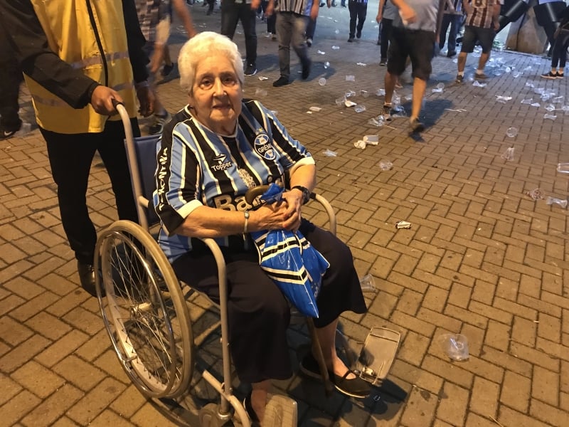 {'nm_midia_inter_thumb1':'https://www.jornaldocomercio.com/_midias/jpg/2019/04/19/206x137/1_gremio3-8697081.jpg', 'id_midia_tipo':'2', 'id_tetag_galer':'', 'id_midia':'5cb93a0be20bf', 'cd_midia':8697081, 'ds_midia_link': 'https://www.jornaldocomercio.com/_midias/jpg/2019/04/19/gremio3-8697081.jpg', 'ds_midia': 'Final campeonato Gaúcho 2019 - Grêmio x Inter - DALILA ROLLA - 91 ANOS torcedores - Grenal - Arena - Porto Alegre', 'ds_midia_credi': 'PATRÍCIA COMUNELLO/ESPECIAL/JC', 'ds_midia_titlo': 'Final campeonato Gaúcho 2019 - Grêmio x Inter - DALILA ROLLA - 91 ANOS torcedores - Grenal - Arena - Porto Alegre', 'cd_tetag': '1', 'cd_midia_w': '800', 'cd_midia_h': '600', 'align': 'Left'}