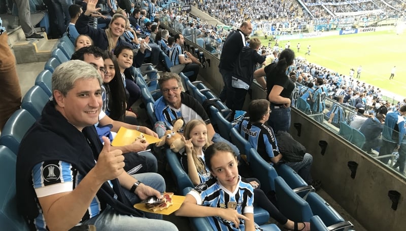 {'nm_midia_inter_thumb1':'https://www.jornaldocomercio.com/_midias/jpg/2019/04/19/206x137/1_gremio4-8697088.jpg', 'id_midia_tipo':'2', 'id_tetag_galer':'', 'id_midia':'5cb93aab906e5', 'cd_midia':8697088, 'ds_midia_link': 'https://www.jornaldocomercio.com/_midias/jpg/2019/04/19/gremio4-8697088.jpg', 'ds_midia': 'Final campeonato Gaúcho 2019 - Grêmio x Inter - torcedores - Grenal - Arena - Porto Alegre', 'ds_midia_credi': 'PATRÍCIA COMUNELLO/ESPECIAL/JC', 'ds_midia_titlo': 'Final campeonato Gaúcho 2019 - Grêmio x Inter - torcedores - Grenal - Arena - Porto Alegre', 'cd_tetag': '1', 'cd_midia_w': '800', 'cd_midia_h': '456', 'align': 'Left'}