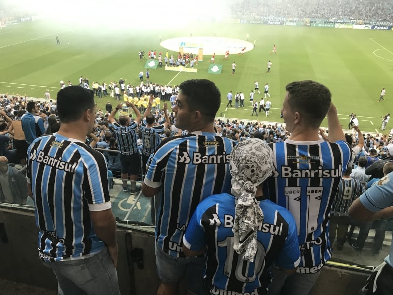 {'nm_midia_inter_thumb1':'https://www.jornaldocomercio.com/_midias/jpg/2019/04/19/206x137/1_gremio5-8697100.jpg', 'id_midia_tipo':'2', 'id_tetag_galer':'', 'id_midia':'5cb93ba975d71', 'cd_midia':8697100, 'ds_midia_link': 'https://www.jornaldocomercio.com/_midias/jpg/2019/04/19/gremio5-8697100.jpg', 'ds_midia': 'Final campeonato Gaúcho 2019 - Grêmio x Inter - torcedores - Grenal - Arena - Porto Alegre - ', 'ds_midia_credi': 'PATRÍCIA COMUNELLO/ESPECIAL/JC', 'ds_midia_titlo': 'Final campeonato Gaúcho 2019 - Grêmio x Inter - torcedores - Grenal - Arena - Porto Alegre - ', 'cd_tetag': '1', 'cd_midia_w': '800', 'cd_midia_h': '600', 'align': 'Left'}