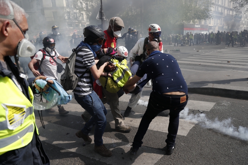 Manifestantes radicais lançaram pedras e foguetes contra as forças policiais