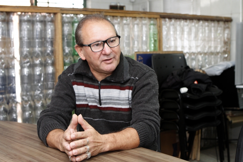 {'nm_midia_inter_thumb1':'https://www.jornaldocomercio.com/_midias/jpg/2019/04/22/206x137/1_mgr220419coopertinga004-8697701.jpg', 'id_midia_tipo':'2', 'id_tetag_galer':'', 'id_midia':'5cbdc9898b253', 'cd_midia':8697701, 'ds_midia_link': 'https://www.jornaldocomercio.com/_midias/jpg/2019/04/22/mgr220419coopertinga004-8697701.jpg', 'ds_midia': 'Visita a Coopertinga, cooperativa de reciclagem de res&iacute;duos s&oacute;lidos para o Responsabilidade Social.   na foto: Gern&ocirc; Dias Prado,  presidente da cooperativa', 'ds_midia_credi': 'MARCELO G. RIBEIRO/JC', 'ds_midia_titlo': 'Visita a Coopertinga, cooperativa de reciclagem de res&iacute;duos s&oacute;lidos para o Responsabilidade Social.   na foto: Gern&ocirc; Dias Prado,  presidente da cooperativa', 'cd_tetag': '1', 'cd_midia_w': '800', 'cd_midia_h': '533', 'align': 'Left'}