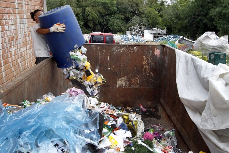 Trabalhadores que separam resíduos estão expostos à contaminação