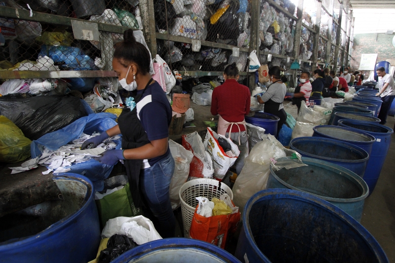Na Capital, triagem de resíduos é feita por cooperativas conveniadas à prefeitura