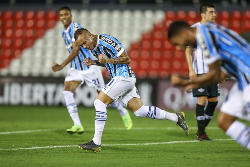 Atacante do Grêmio Éverton marcou os dois gols da partida