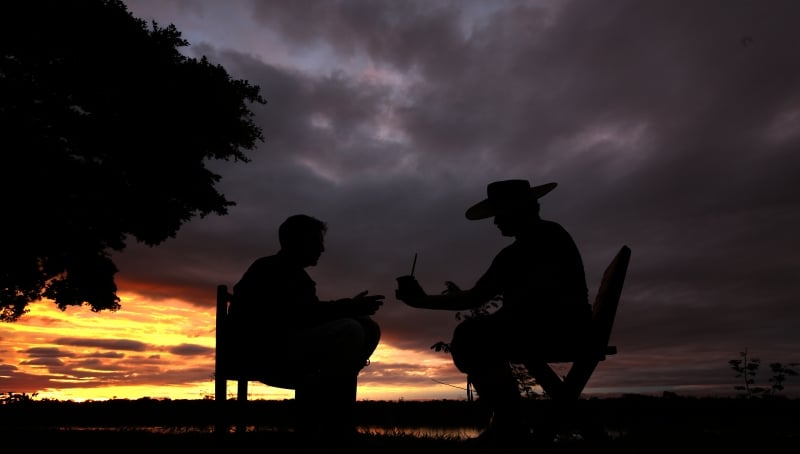 Músicos Tadeu Martins e Elton Saldanha compartilham a hora do chimarrão à beira do rio Uruguai