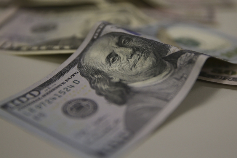 No fechamento, o dólar à vista terminou em baixa de 1,41%, a R$ 5,5998