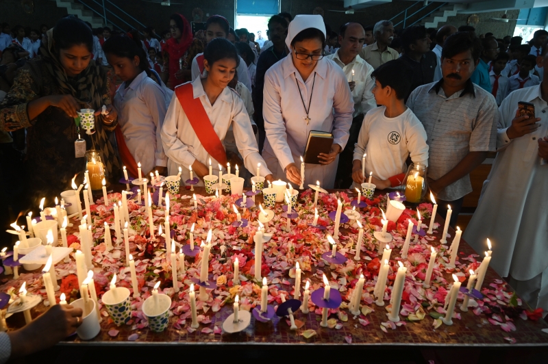 Explosões em diversos pontos do país ocorreram durante celebrações da Páscoa
