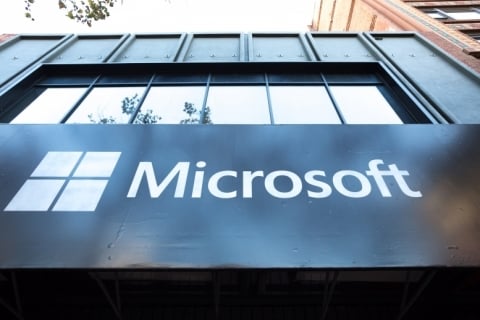 Microsoft é acusada de enganar investidores sobre crescimento do Azure e gastos com IA nos EUA
