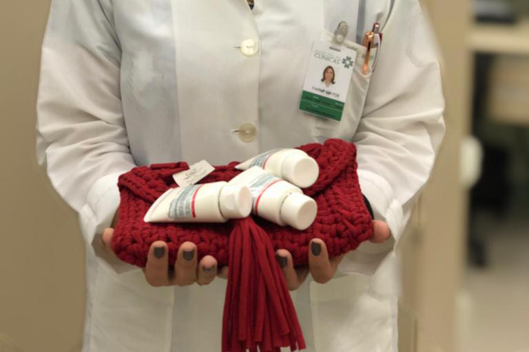 Cada bolsa permite que três pacientes recebam o medicamento de graça
