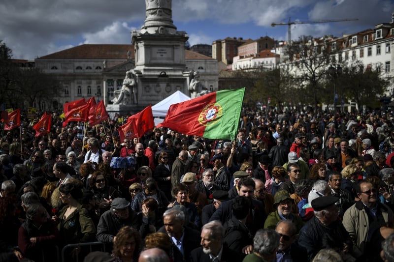 Populares celebram o 41º aniversário da Revolução dos Cravos em Lisboa