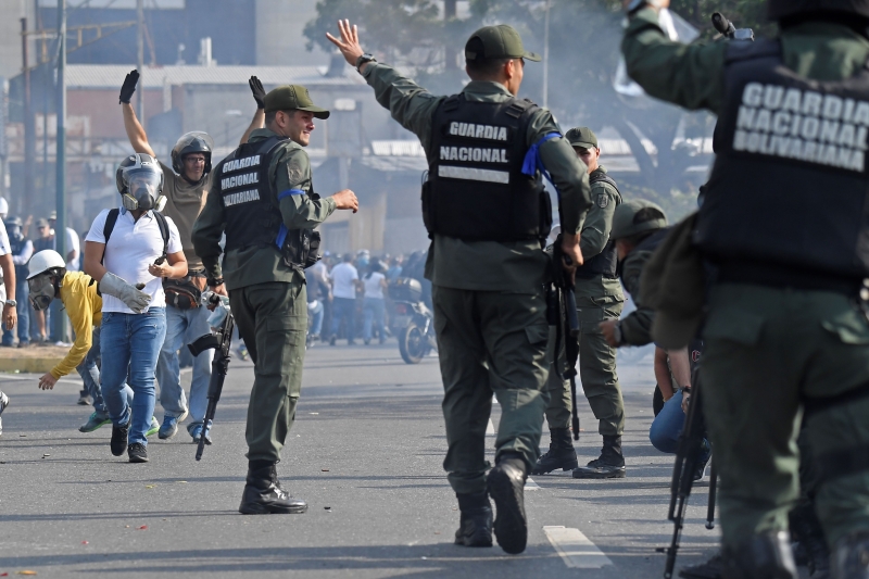 {'nm_midia_inter_thumb1':'https://www.jornaldocomercio.com/_midias/jpg/2019/04/30/206x137/1_crise_na_venezuela__manifestacoes__protestos__61_-8707321.jpg', 'id_midia_tipo':'2', 'id_tetag_galer':'', 'id_midia':'5cc8c04f05ca9', 'cd_midia':8707321, 'ds_midia_link': 'https://www.jornaldocomercio.com/_midias/jpg/2019/04/30/crise_na_venezuela__manifestacoes__protestos__61_-8707321.jpg', 'ds_midia': 'Members of the Bolivarian National Guard who joined Venezuelan opposition leader and self-proclaimed acting president Juan Guaido are seen after repelling forces loyal to President Nicolas Maduro who arrived to disperse a demonstration near La Carlota military base in Caracas on April 30, 2019. - Guaido -- accused by the government of attempting a coup Tuesday -- said there was "no turning back" in his attempt to oust President Nicolas Maduro from power. (Photo by Federico PARRA / AFP) CRISE NA VENEZUELA, MANIFESTAÇÕES, PROTESTOS', 'ds_midia_credi': 'FEDERICO PARRA /AFP/JC', 'ds_midia_titlo': 'Members of the Bolivarian National Guard who joined Venezuelan opposition leader and self-proclaimed acting president Juan Guaido are seen after repelling forces loyal to President Nicolas Maduro who arrived to disperse a demonstration near La Carlota military base in Caracas on April 30, 2019. - Guaido -- accused by the government of attempting a coup Tuesday -- said there was "no turning back" in his attempt to oust President Nicolas Maduro from power. (Photo by Federico PARRA / AFP) CRISE NA VENEZUELA, MANIFESTAÇÕES, PROTESTOS', 'cd_tetag': '1', 'cd_midia_w': '800', 'cd_midia_h': '533', 'align': 'Left'}