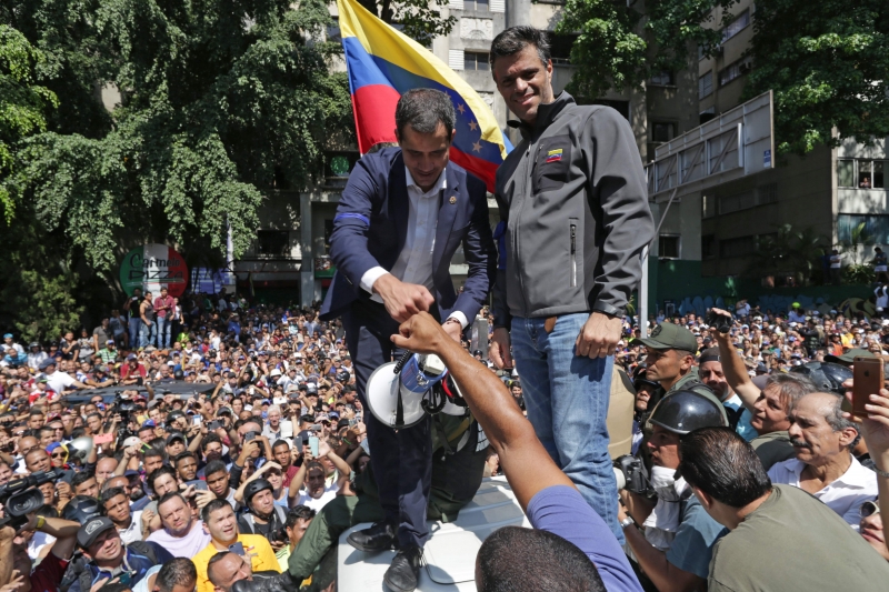Opositor de Maduro, López (d) esteve ao lado de Guaidó em manifestações