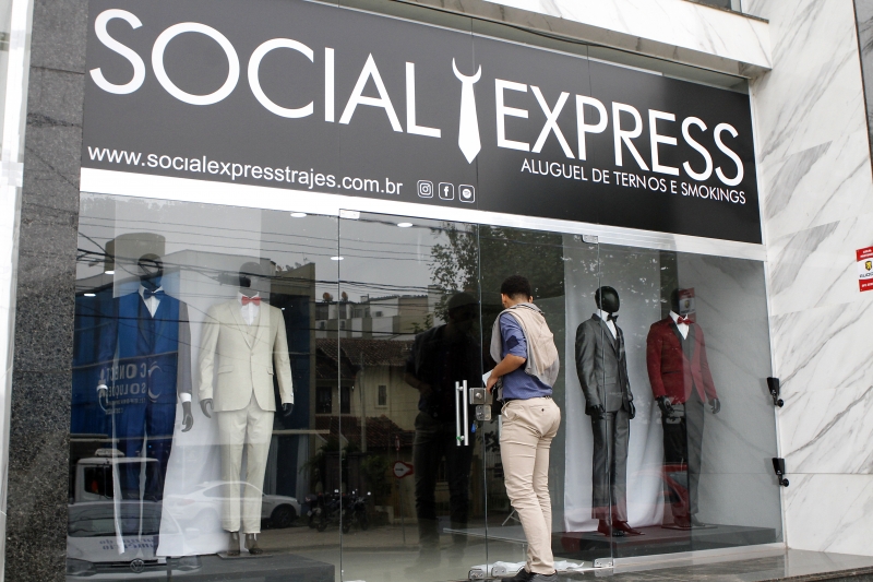 Clientes optam pelo serviço em casa ou na loja e recebem roupas em um período de 24 horas Foto: MARCELO G. RIBEIRO/JC
