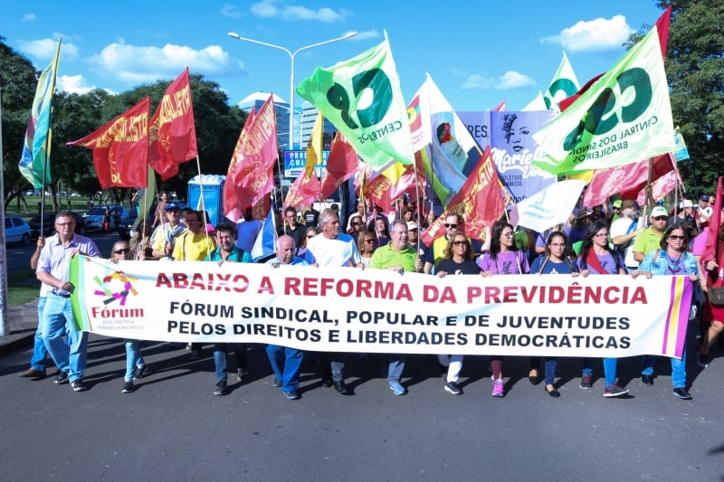 Em Porto Alegre, manifestantes e integrantes de centrais sindicais realizaram caminhada pela orla do Guaíba 