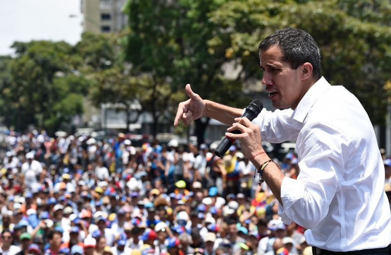 Autodeclarado presidente interino da Venezuela não descarta pedido de ajuda aos Estados Unidos