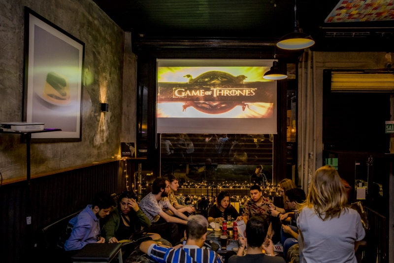 Locais instalam telões, caixas de som e ofertam drinks temáticos para atrair os fãs da série