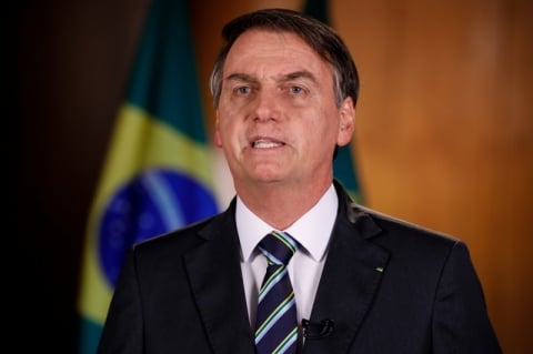 Bolsonaro assina decreto que facilita acesso a muni��o e transporte de armas