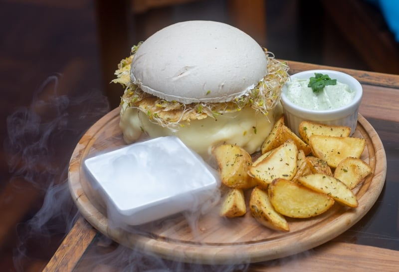 {'nm_midia_inter_thumb1':'https://www.jornaldocomercio.com/_midias/jpg/2019/05/02/206x137/1_hamburguer_got-8709235.jpg', 'id_midia_tipo':'2', 'id_tetag_galer':'', 'id_midia':'5ccb48004c859', 'cd_midia':8709235, 'ds_midia_link': 'https://www.jornaldocomercio.com/_midias/jpg/2019/05/02/hamburguer_got-8709235.jpg', 'ds_midia': 'Hamb&uacute;rguer do Bendiz&ecirc; inspirado em Game of Thrones', 'ds_midia_credi': '/DIVULGA&Ccedil;&Atilde;O/JC', 'ds_midia_titlo': 'Hamb&uacute;rguer do Bendiz&ecirc; inspirado em Game of Thrones', 'cd_tetag': '1', 'cd_midia_w': '800', 'cd_midia_h': '545', 'align': 'Left'}