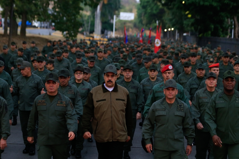 Maduro marchou com militares em Caracas, para reafirmar apoio 