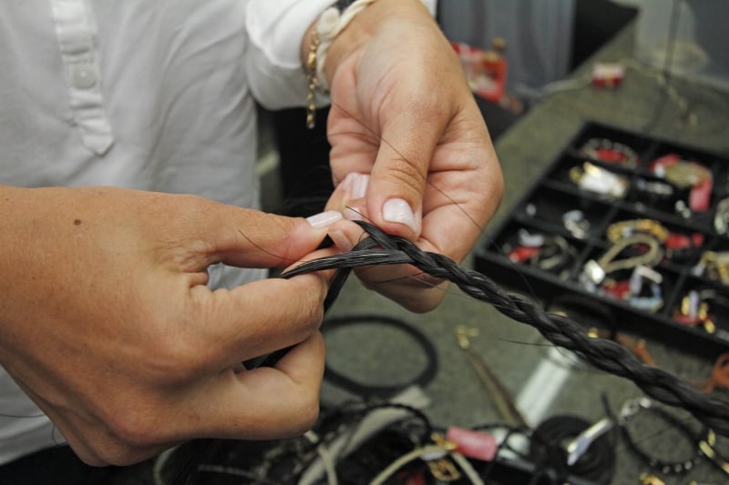 {'nm_midia_inter_thumb1':'https://www.jornaldocomercio.com/_midias/jpg/2019/05/02/206x137/1_mc020519_visita__127_-8709476.jpg', 'id_midia_tipo':'2', 'id_tetag_galer':'', 'id_midia':'5ccb56a440b7e', 'cd_midia':8709476, 'ds_midia_link': 'https://www.jornaldocomercio.com/_midias/jpg/2019/05/02/mc020519_visita__127_-8709476.jpg', 'ds_midia': 'Entrevista com Priscila Rebelo, da Crina Acess&oacute;rio', 'ds_midia_credi': 'MARIANA CARLESSO/JC', 'ds_midia_titlo': 'Entrevista com Priscila Rebelo, da Crina Acess&oacute;rio', 'cd_tetag': '1', 'cd_midia_w': '800', 'cd_midia_h': '533', 'align': 'Left'}