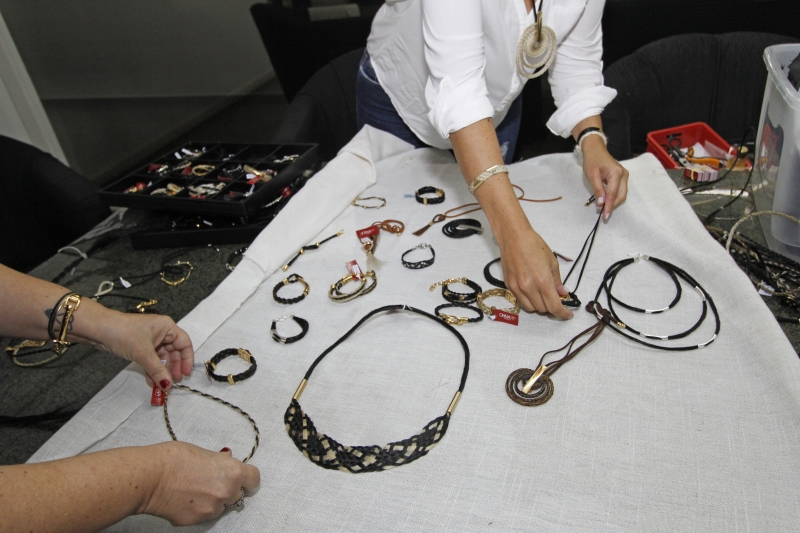 Caudas tosadas, que antes iam parar no lixo, viram peças exclusivas nas mãos da arteterapeuta