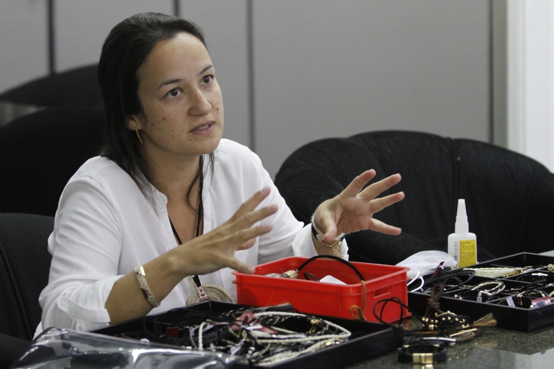 {'nm_midia_inter_thumb1':'https://www.jornaldocomercio.com/_midias/jpg/2019/05/02/206x137/1_mc020519_visita__98_-8709471.jpg', 'id_midia_tipo':'2', 'id_tetag_galer':'', 'id_midia':'5ccb56a440b7e', 'cd_midia':8709471, 'ds_midia_link': 'https://www.jornaldocomercio.com/_midias/jpg/2019/05/02/mc020519_visita__98_-8709471.jpg', 'ds_midia': 'Entrevista com Priscila Rebelo, da Crina Acess&oacute;rio', 'ds_midia_credi': 'MARIANA CARLESSO/JC', 'ds_midia_titlo': 'Entrevista com Priscila Rebelo, da Crina Acess&oacute;rio', 'cd_tetag': '1', 'cd_midia_w': '800', 'cd_midia_h': '533', 'align': 'Left'}