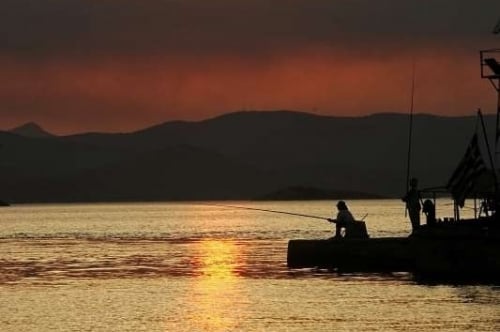Atividades como a pesca têm se tornado alternativa de renda frente à crise