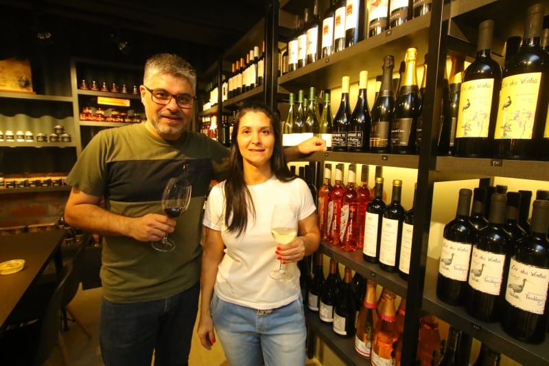 Borges e Rita comercializam na loja as suas descobertas de itens nacionais