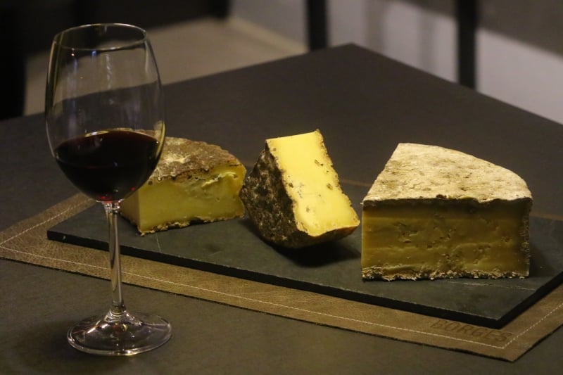 Vinhos e queijos estão entre os mais antigos alimentos do homem