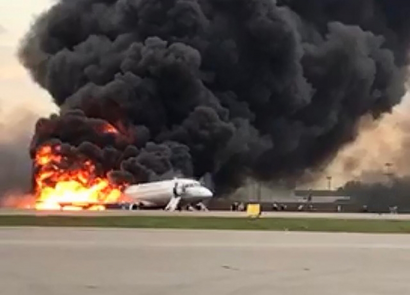 A aeronave continuou a queimar na pista, lançando uma grande coluna de fumaça negra no ar